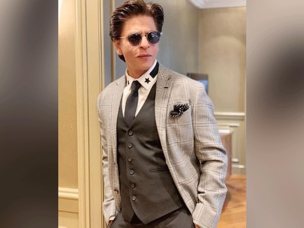 Shah Rukh Khan goes sassy with his replies, makes #AskSRK top-trending on Twitter