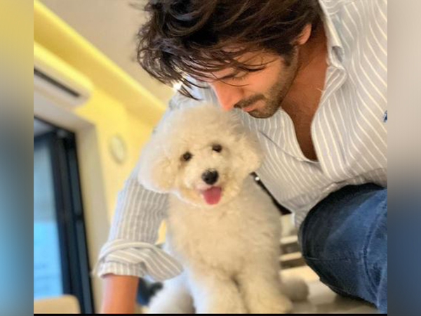 Check out Kartik Aaryan's latest picture with his pet Katori 