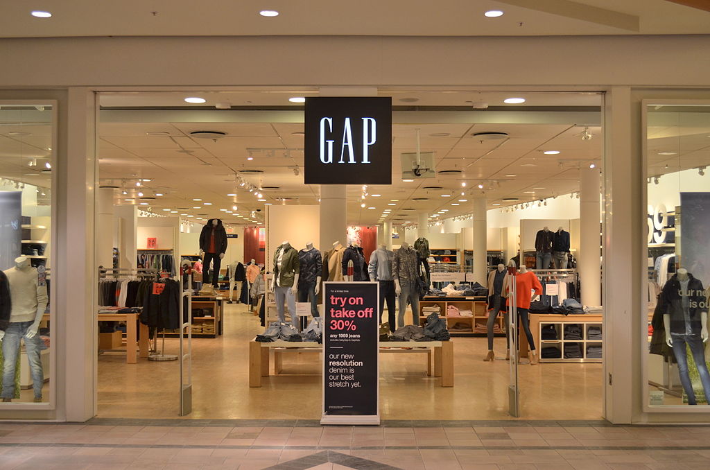UPDATE 2-Gap CEO exiting as forecast cut casts doubt on turnaround