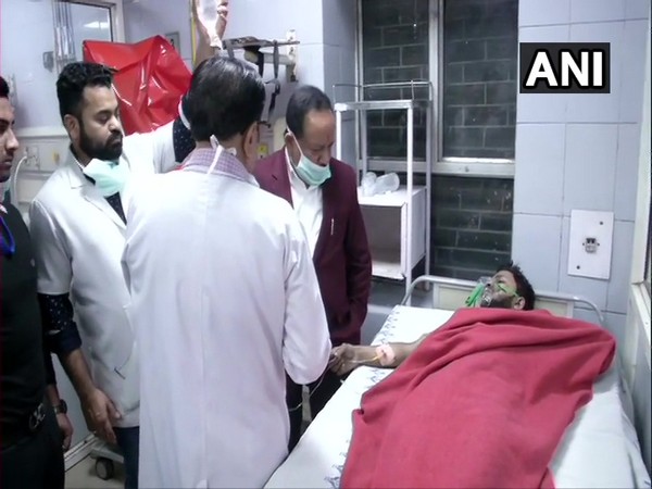 Harsh Vardhan meets Delhi fire victims at LNJP Hospital