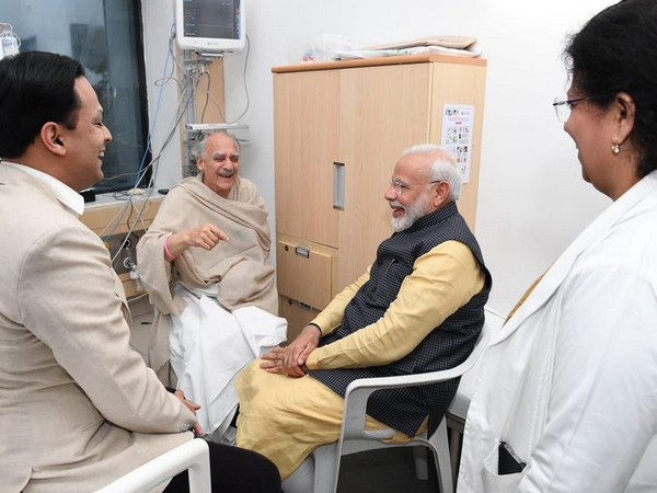 PM Modi meets Arun Shourie at Pune hospital, wish him healthy life 