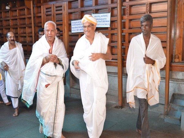 Yediyurappa visits Swamy Temple in Karnataka's Dharmasthala