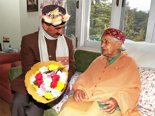 Himachal CM Sukhu Honors Veteran Leader Vidya Stokes on Her 98th Birthday