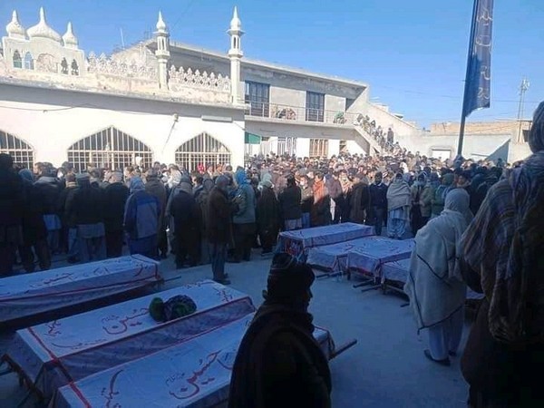 Quetta: Pakistani Shia community ends blockades, hundreds attend burial of slain miners