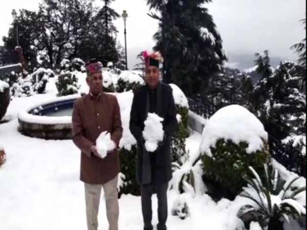 Himachal Pradesh CM enjoys snowfall with CM Jai Ram Thakur in Shimla