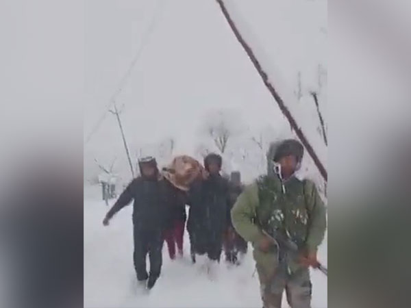 J-K: Chinar Corps safely evacuates pregnant lady amid heavy snowfall