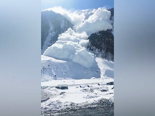 J-K: Avalanche hits Jammu and Kashmir's Sonamarg
