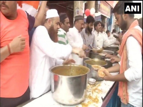 Aman Committee distributes food to Shobha Yatra participants in Delhi's Hauz Qazi area 