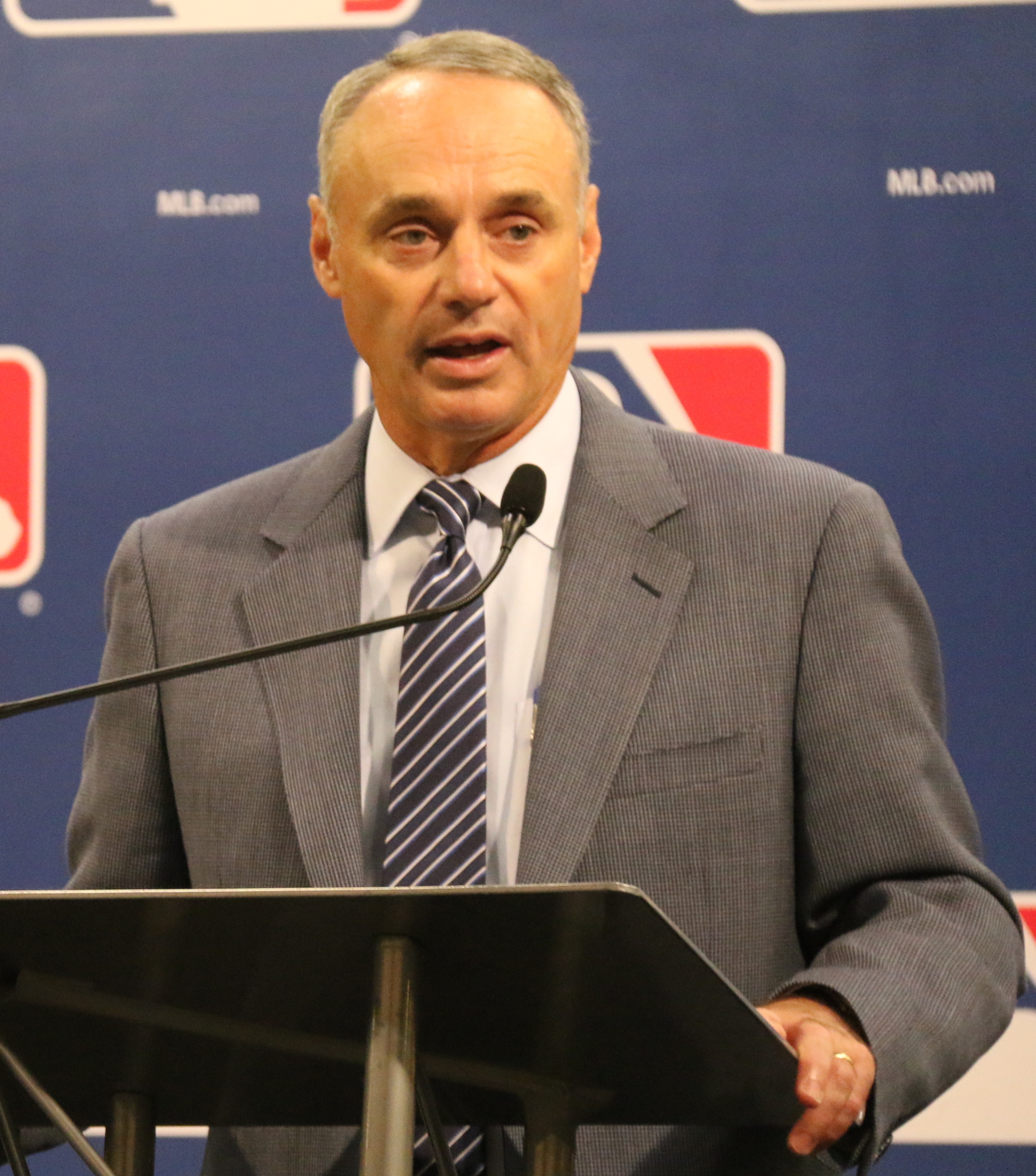 Manfred apologizes for 'piece of metal' comment