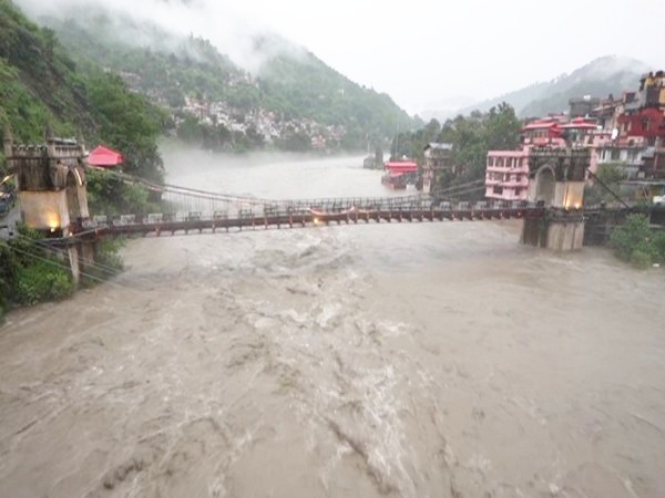 Heavy rainfall in Himachal, water level rises in Beas River, landslide blocks Kullu-Manali road