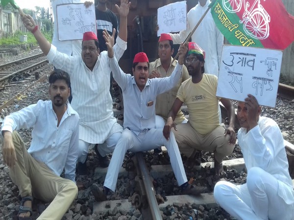 SP student wing stops train in Kanpur, demands justice for Unnao rape survivor