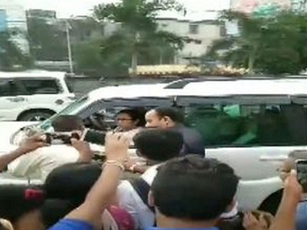 Mamata Banerjee stopped her convoy to provide passage to commoners