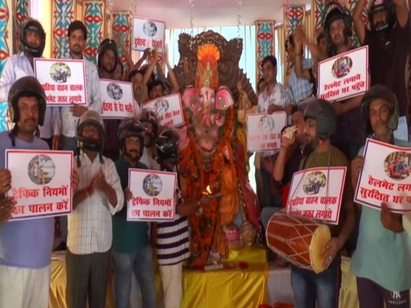 UP: Devotees campaign with helmets to create traffic awareness during Ganesh Mahotsav