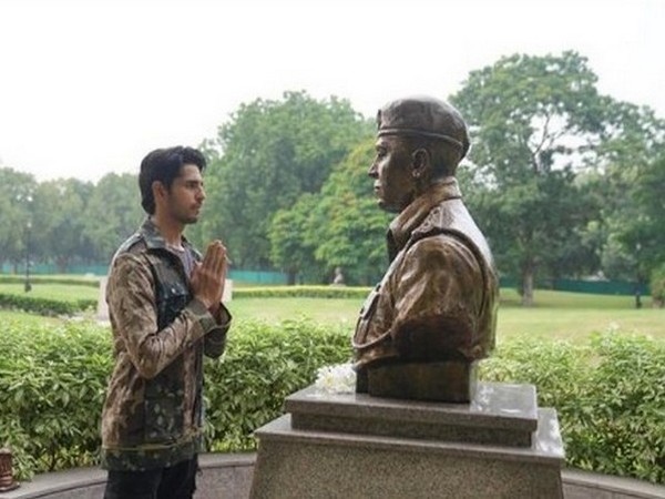 Actor Sidharth Malhotra Pays Tribute to 'Real Shershaah' Captain Vikram Batra on His 50th Birth Anniversary