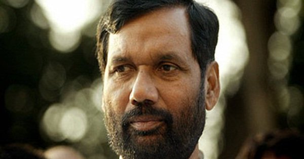 'Non-VIP' treatment of Paswan at airport raises questions