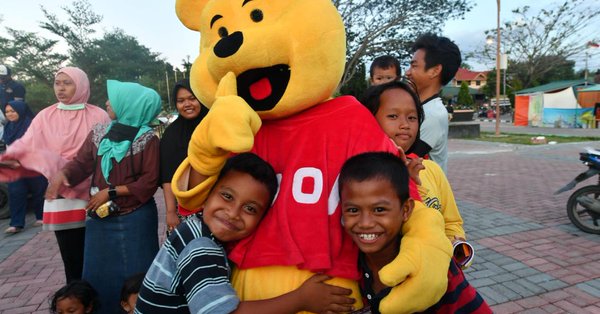 Indonesian disaster-struck kids delighted to cuddle 'Winnie the Pooh'; brings laughter on faces