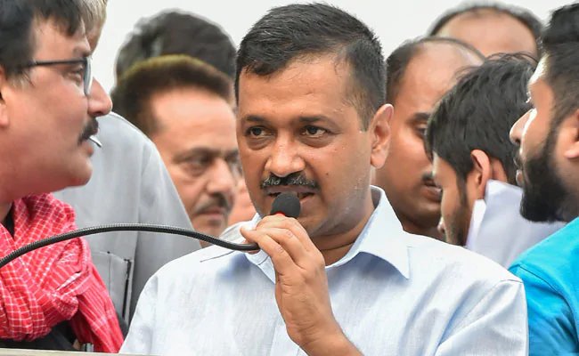 Delhi CM hears out issues of Connaught Place traders