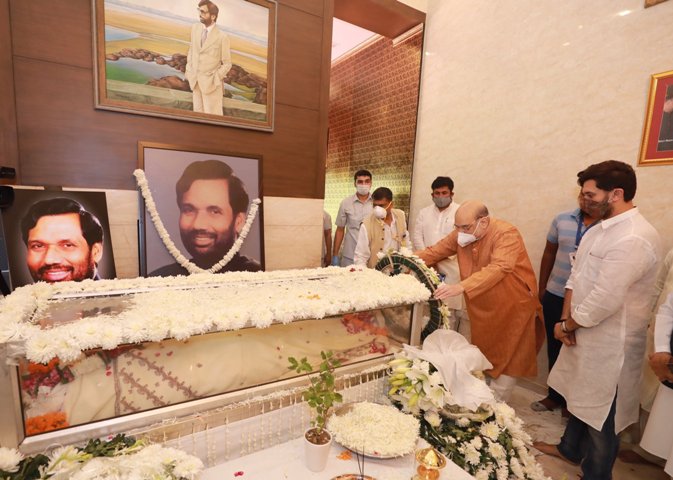 Amit Shah visits residence of Ram Vilas to pay tribute 