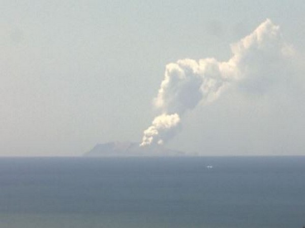 White Island volcano eruption: 1 critically injured, tourists missing