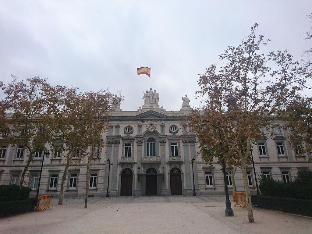 UPDATE 1-Spain's top court asks EU parliament to strip Catalan separatist leaders of immunity