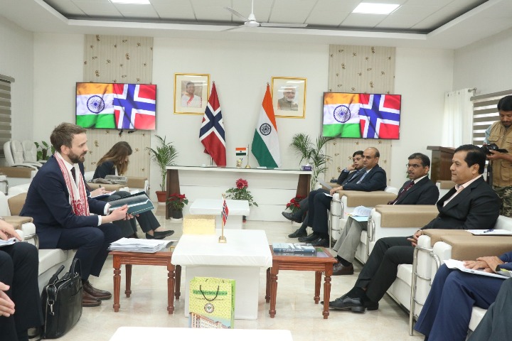 Sonowal and Jan Christian Vestre discuss issues of green ports, shipping, training of seafarers
