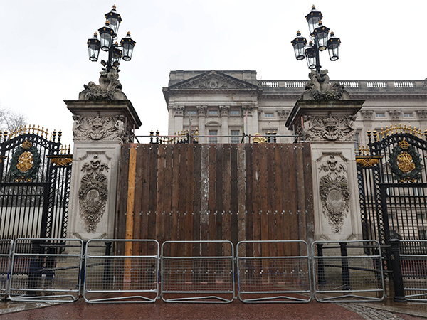 UK: Driver crashes car into Buckingham Palace gates; arrested