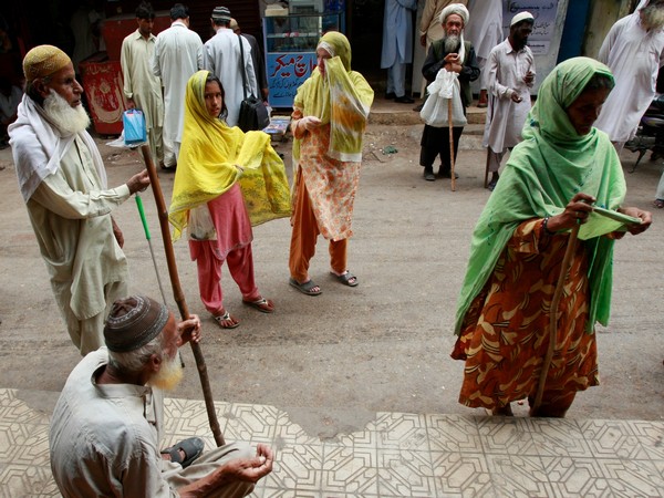 Ramazan rush: Over 4 lakh beggars flood Karachi streets; crime spikes 