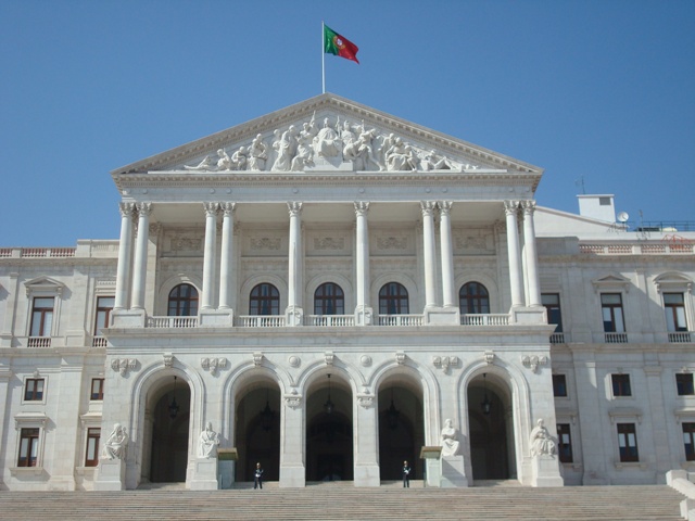 UPDATE 1-Portugal parliament rejects teacher pay rises, avoids PM resignation