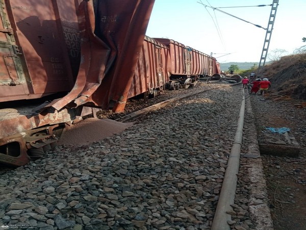 9 wagons of goods train derail in Maharashtra