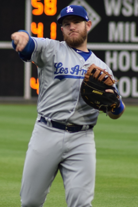 Dodgers’ Muncy lands on IL with wrist fracture