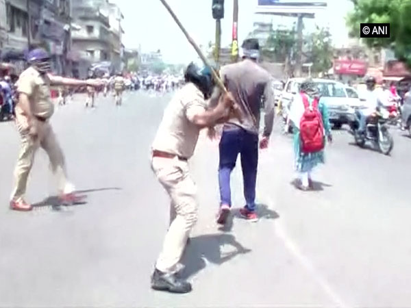 Police recruitment candidates of 2013 batch lathicharged in Lucknow