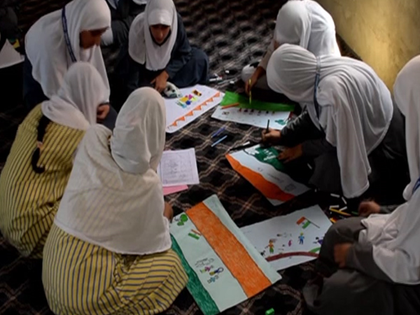 J-K: Many students take part in 'Har Ghar Tiranga' painting competition in Pulwama