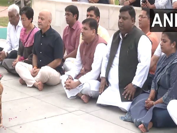 AAP Leader Manish Sisodia Visits Raj Ghat After Bail, Expresses Gratitude to Lord Hanuman and Babasaheb Ambedkar