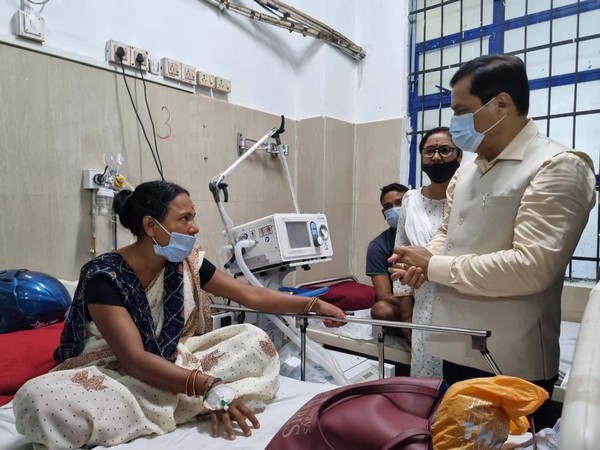 Sarbananda Sonowal meets passengers injured in Jorhat boat accident