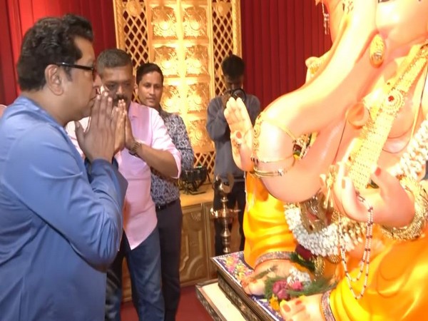 Ganesh Chaturthi Festivities: Political Leaders and Devotees Partake in Celebrations Across Mumbai