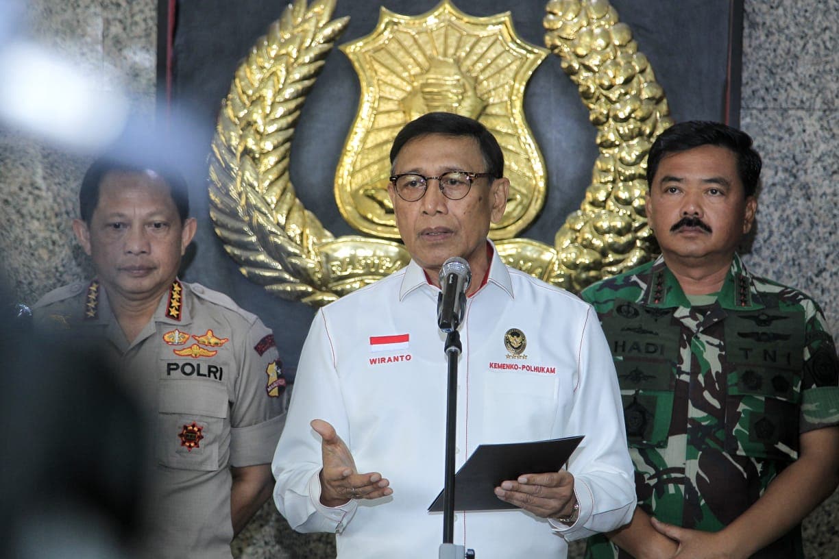UPDATE 2-Indonesian minister stable after attack by suspected Islamic radical-police
