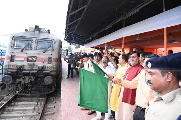 Vaishnaw Flags Off Sahibganj-Howrah Intercity Express; Highlights Development in Rail Infrastructure and Job Creation
