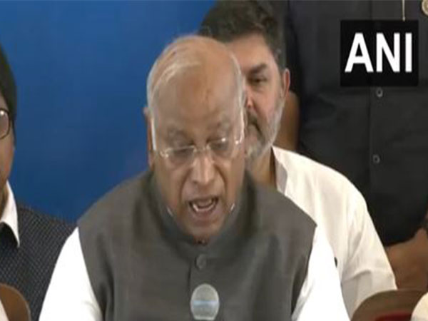 Kharge Unveils Ambitious Manifesto for Maharashtra Elections