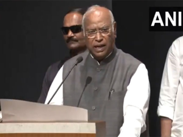 Kharge Criticizes BJP Politics and Unveils MVA Maharashtra Manifesto