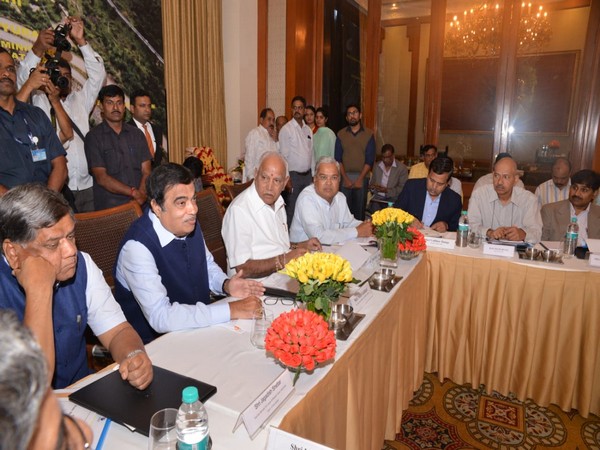 K'taka: Gadkari, Yeddyurappa review progress of national highway projects