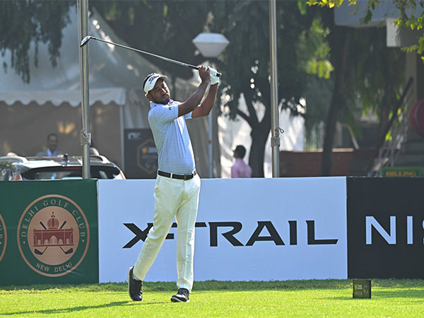 Jamal Hossain Leads Vishwa Samudra Open with Stellar Performance Amid Fog Delay