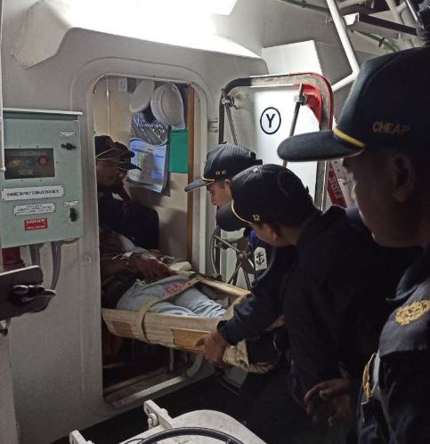 Gujarat: Indian Coast Guard carries out medical evacuation of Myanmar national off Porbandar coast
