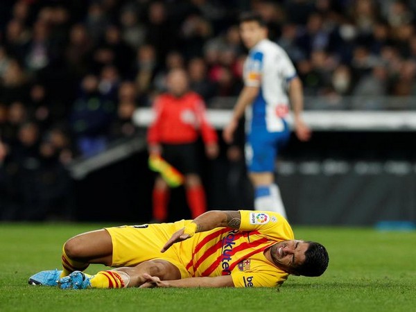 Barcelona striker Luis Suarez to undergo knee surgery 