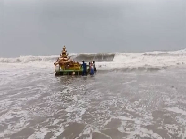 Mysterious gold-coloured chariot washes ashore in Andhra's Srikakulam