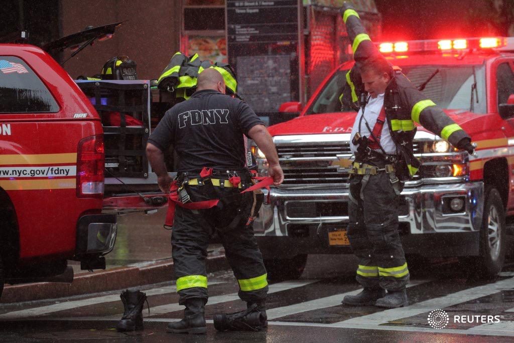 UPDATE 2-Helicopter crashes onto roof of New York City building, killing one -media