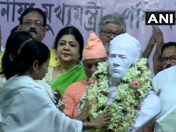 Mamata unveils Vidyasagar's bust in Kolkata