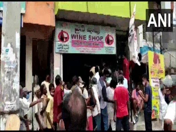 Large crowd gathers outside liquor shop in Visakhapatnam, social distancing norms flouted