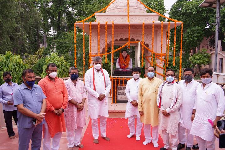 Prahlad Singh Patel pays floral tribute to Shaheed Ram Prasad Bismil