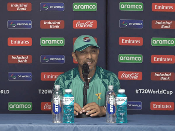 "Selection of shots at wrong time": Azhar Mahmood on Pakistan's batting collapse against India