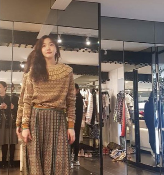 Kim Go-eun looks like living mannequin at a fashionable garment outlet